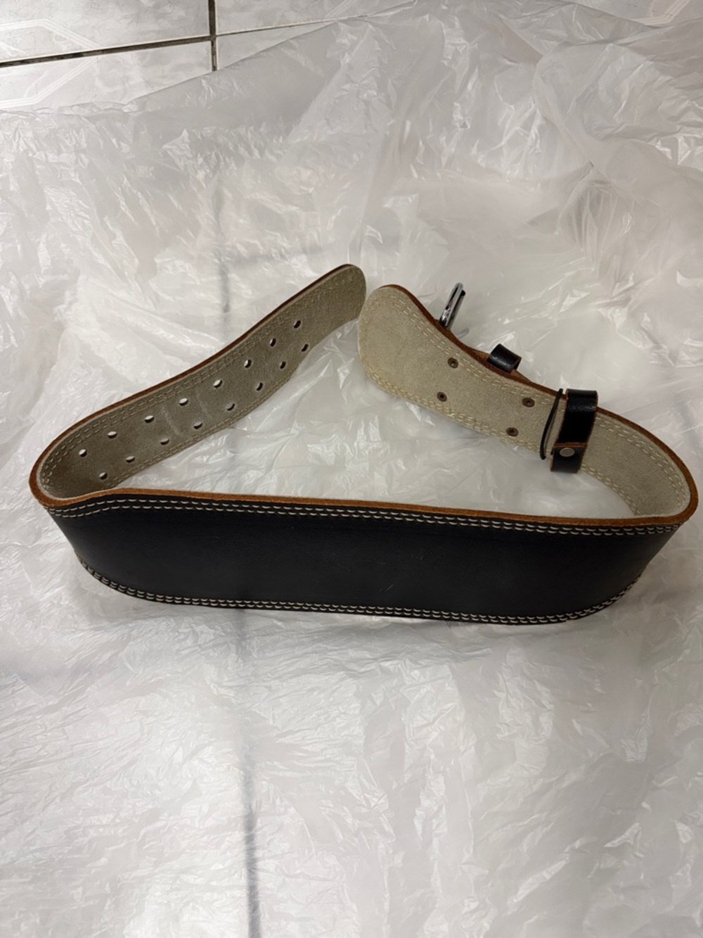 Men's Wide Leather Weightlifting Belt in Black 33 Inch Waist can be adjusted